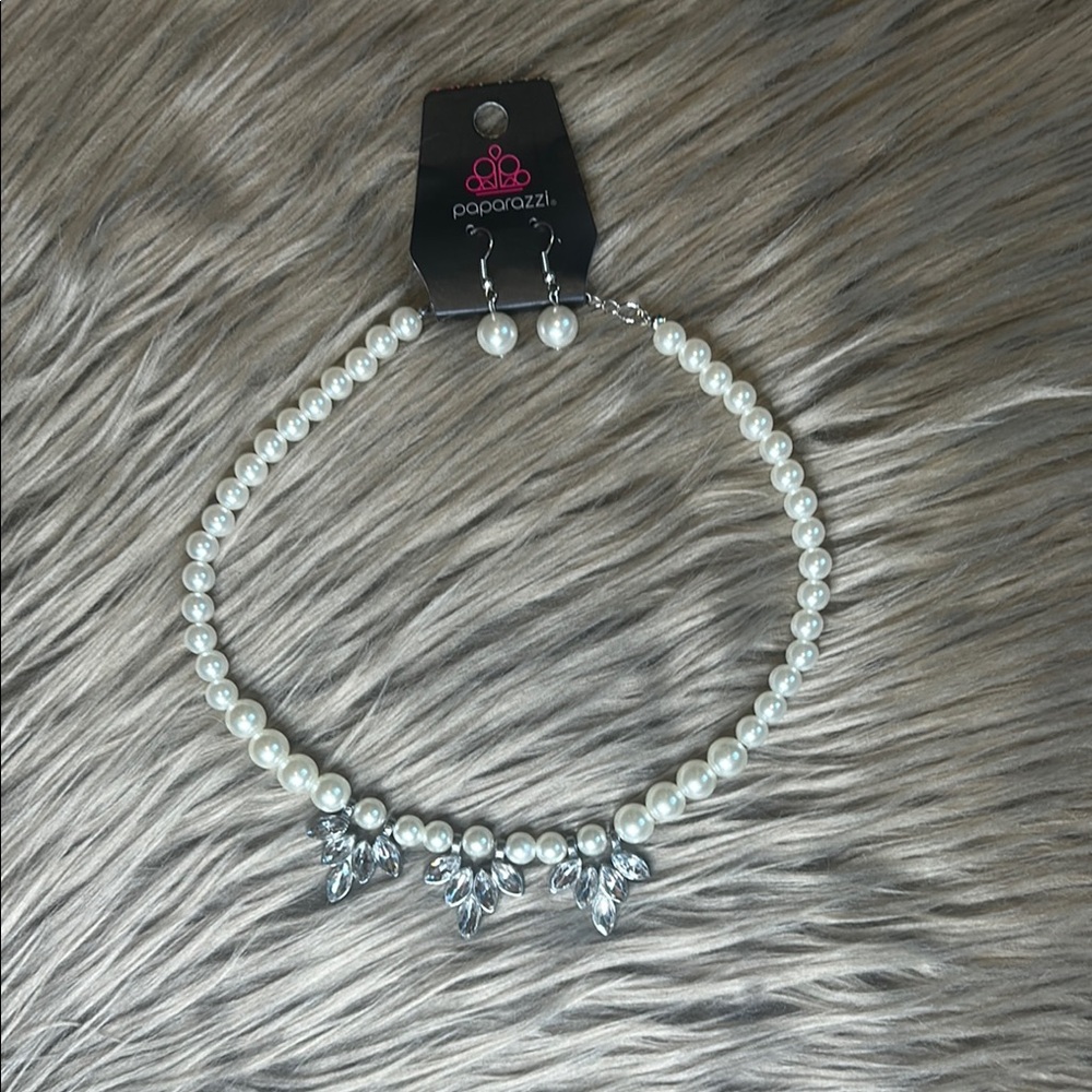 Paparazzi White and Silver Necklace Classic Elegance